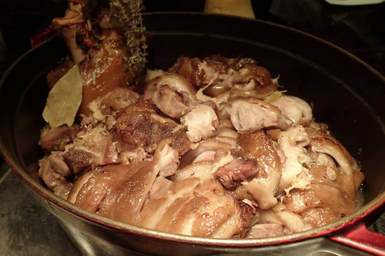 豚すね肉と香味野菜の煮込みシュバイネハクセ風
