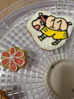 クレヨンしんちゃんのお誕生日ケーキと クレヨンしんちゃんアイシングクッキー ちょこっとしょこらな手作りお菓子