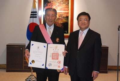日本の単独開催を阻止して日韓共同開催を実現させた功労者である電通の成田豊は、韓国政府から外国人に与えられる勲章としては最高位の勲章（修交勲章光化章）を授与された。