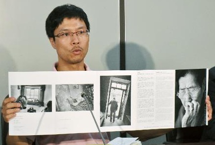 写真展用の作品を手に会見する朝鮮人写真家の安世鴻＝２２日、霞が関の司法記者クラブ 朝鮮新報には「写真展で日本軍性奴隷制を宣伝し日本政府から金を取りたい」と話していた。