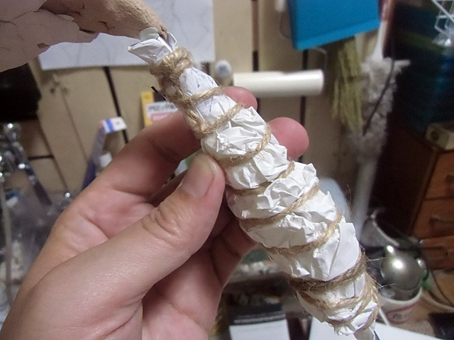 紙と紐で芯を作る