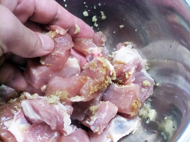 豚のブツ切りに生姜醤油を揉み込む