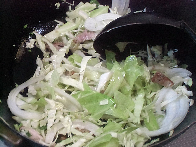 肉野菜を塩で炒めて