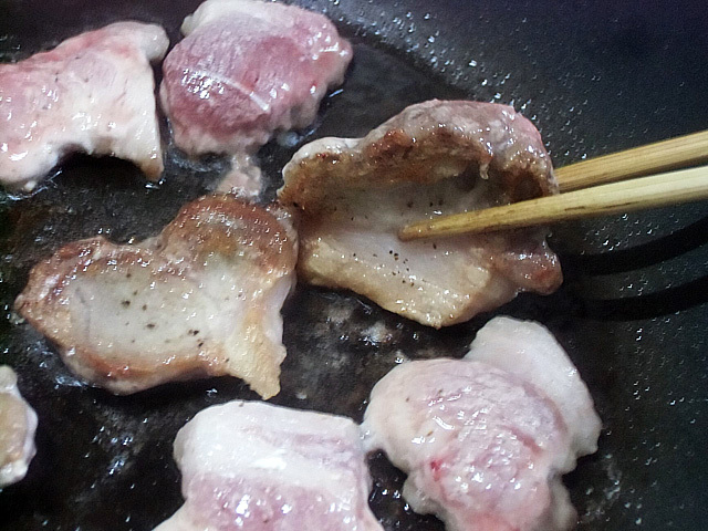 豚肉を焼く