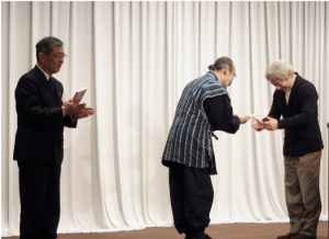 全国山鉾屋台連合会理事の石田芳弘様より玉屋さんへ文化庁長官賞受賞の記念品を贈呈。