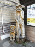 JR湯谷温泉駅　木製のおじいざんと少女の像