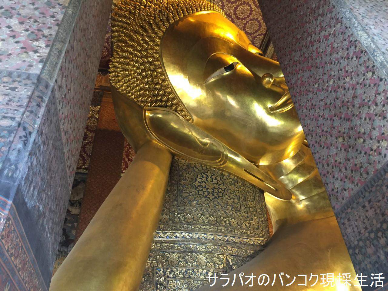 ワットポーに納められている絢爛豪華な黄金の巨大寝釈迦仏　in　バンコク旧市街