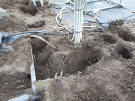 【写真】配管を確認するためにハウス跡地の地面を掘り起こしている様子