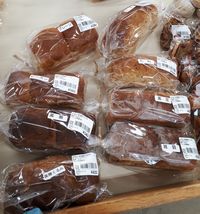 【写真】味楽囲の店頭に並んだ山型パン