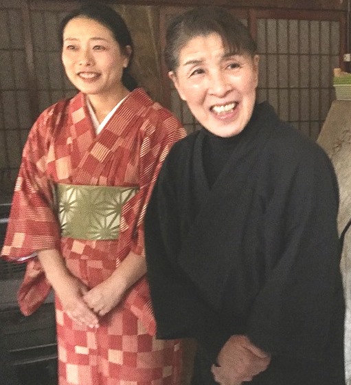 よし吉田純子（左） 赤泊演劇クラブ 片野尾在