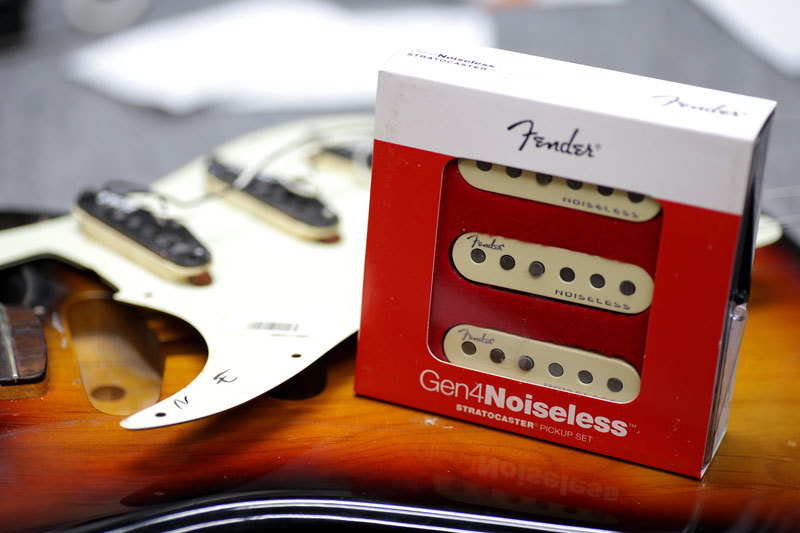 Fender Mexico Stratocaster - ピックアップ交換 Fender Noiseless 