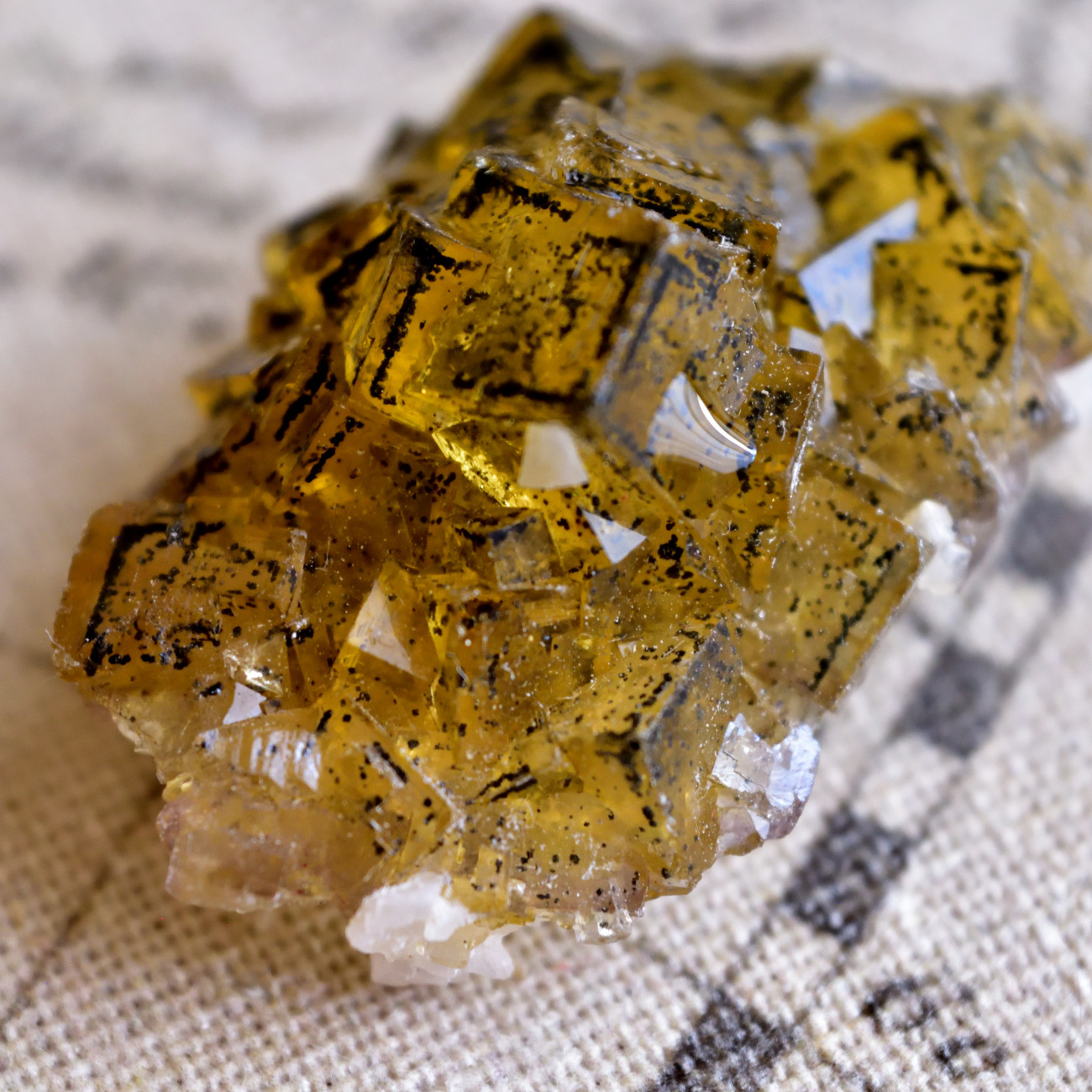 フローライト・イエローフローライト・gold・フランス産・鉱物標本・黄色・透明