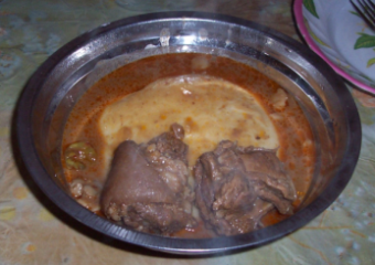 西アフリカのヤンピレー餅入りスープ