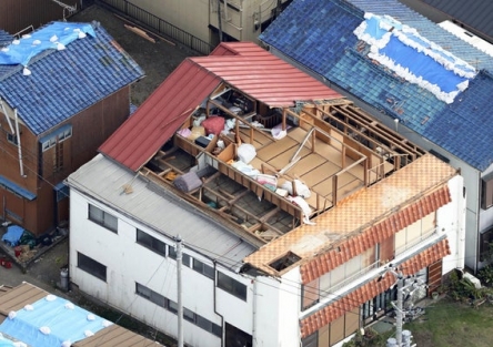 【悲報】千葉県民さん、屋根にブルーシートかぶせただけで18万円もとられてしまう